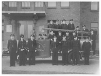 29870 Groepsfoto van de brandweer van Oost- en West-Souburg voor het gemeentehuis aan de Kanaalstraat. Onderste rij ...