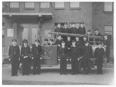 29870 Groepsfoto van de brandweer van Oost- en West-Souburg voor het gemeentehuis aan de Kanaalstraat. Onderste rij ...