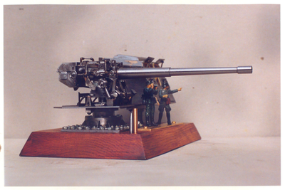 29873 Tweede Wereldoorlog. Oorlog 1940-1945 (WOII). Schaalmodel van een 15 cm. Kustgeschut W.13 gemaakt door C. van der ...