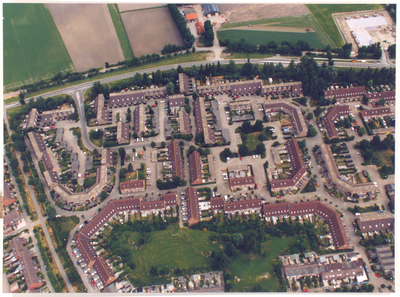 29874 Luchtfoto van Vlissingen. Een gedeelte van de wijk Bossenburgh. Bovenaan van links naar rechts de Nieuwe ...