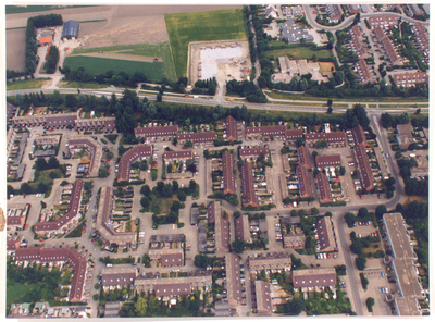 29875 Luchtfoto van Vlissingen. Een gedeelte van de wijk Bossenburgh. Midden boven van links naar rechts de Nieuwe ...