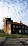 30294 Het gebouw van het Koninklijk Nederlands Meteorologisch Instituut (KNMI) aan het eind van de Piet Heinkade. De ...