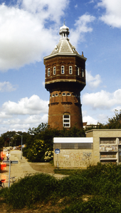 30447 De watertoren gezien vanaf het dijkje aan de (gedempte) Spuikom. De 40 meter hoge watertoren is gebouwd in 1894. ...