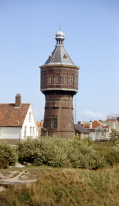 30448 De watertoren gezien vanaf het dijkje aan de Spuikom. De 40 meter hoge watertoren is gebouwd in 1894