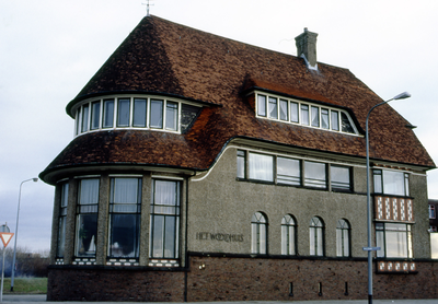30450 Het Wooldhuis op Boulevard Evertsen. Op 20 augustus 1931 werd de 1e steen gelegd door Helene van Woelderen, ...