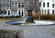 30490 Fontein op het Bellamypark. Dit gedenkteken voor Elizabeth Wolff en Agatha Deken werd op 24 juli 1884 (24 juli is ...