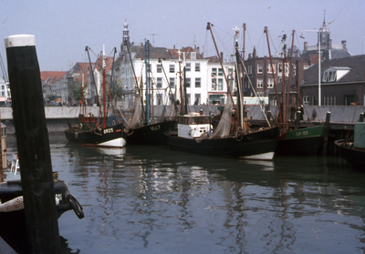 30495 Gezicht op de Voorhaven met vissersschepen met op de achtergrond het Bellamypark en de Nieuwendijk. Rechts ziet ...