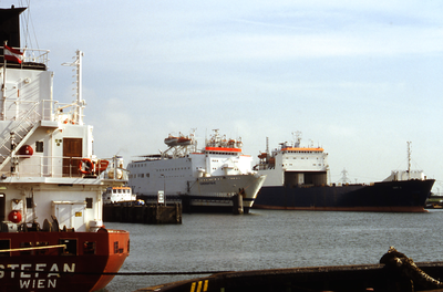 30591 Gezicht op de Buitenhaven met diverse schepen. Het witte schip in het midden is de Euromantique van Eurolink, van ...