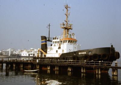 30594 Gezicht op de Buitenhaven met op de voorgrond de sleepboot Boxer. Op de achtergrond de fuik van de Provinciale ...