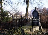 30602 Het graf van Jacob Hobein op de Oude begraafplaats aan de Koudekerkseweg. Het gedenkteken werd onthuld op 8 mei 1890