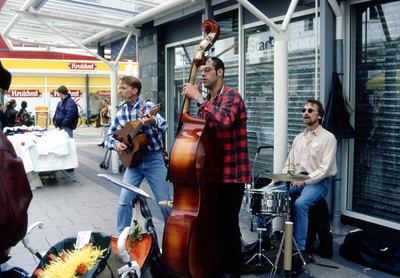 30646 Straatmuzikanten in de Walstraat, van l. naar r.: Peter Snijkers (gitaar), René Verhage (contrabas) en Hans ...