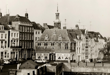 30769 Gezicht op het Beursplein met Beursgebouw en rechts de Smalle Kade