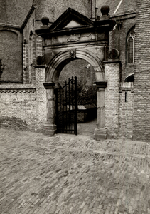 30839 Het poortje (anno 1654) in de Branderijstraat is afkomstig van de Engelsche Kerk die ooit een vleugel vormde van ...