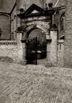 30839 Het poortje (anno 1654) in de Branderijstraat is afkomstig van de Engelsche Kerk die ooit een vleugel vormde van ...