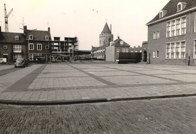 30948 De Grote Markt gezien in de richting van Boulevard de Ruyter. Op de achtergrond de bouw van de Westpoortflat