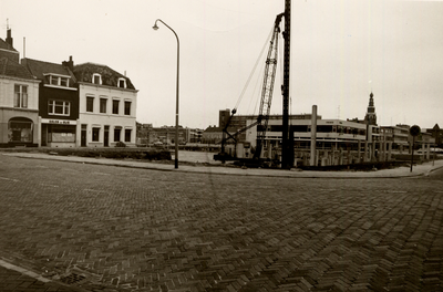 31166 Sanering van de binnenstad. De laatste panden in de Noordstraat (links op de foto). Begin van de bouw van een ...