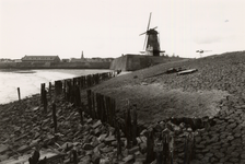 31174 Oranjedijk en Oranjemolen met op de achtergrond het Arsenaal aan de Vissershaven en de Sint Jacobstoren.