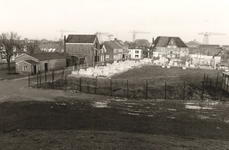 31198 De Paardenstraat gezien vanaf de Oranjedijk. Op de voorgrond het begin van de woningbouw in de Paardenstraat en ...
