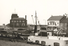 31228 Piet Heinkade gezien ongeveer ter hoogte van de sluizen. Links op de achtergrond het gebouw van het Koninklijk ...