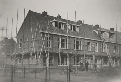 31713 Bouw van woningen in het blok Bloemenlaan-Asterlaan-Bosjeslaan-Anjelierenlaan door de woningbouwvereniging ...