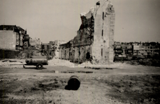 31770 De laatste restanten van de Bomvrije Kazerne worden opgeruimd. De kazerne was in de tweede wereldoorlog zwaar ...