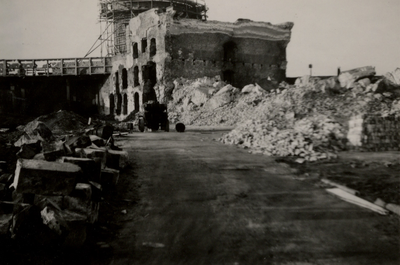 31771 Afbraak van de Bomvrije Kazerne. De kazerne was in de tweede wereldoorlog zwaar beschadigd.