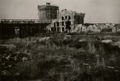 31772 Afbraak van de Bomvrije Kazerne. De kazerne was in de tweede wereldoorlog zwaar beschadigd.
