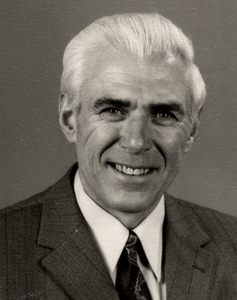 31864 A. Lorier, raadslid Souburg van 4-9-1962 tot 30-6-1966. Per 1-7-1966 is hij raadslid van Vlissingen. Hij is ...