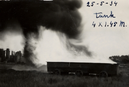 31939 Oefening van de Vlissingse brandweer op het terrein van de Vlismar aan de Prins Hendrikweg in Vlissingen. Het ...