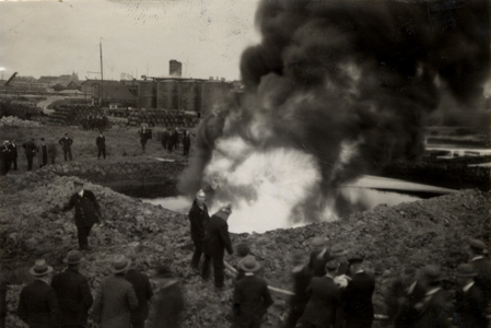 31942 Oefening van de Vlissingse brandweer op het terrein van de Vlismar aan de Prins Hendrikweg in Vlissingen. Het ...