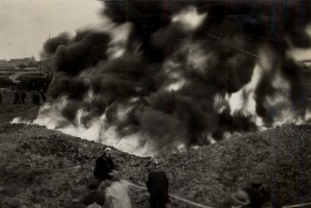 31943 Oefening van de Vlissingse brandweer op het terrein van de Vlismar aan de Prins Hendrikweg in Vlissingen. Het ...