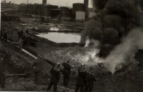 31947 Oefening van de Vlissingse brandweer op het terrein van de Vlismar aan de Prins Hendrikweg in Vlissingen. Het ...