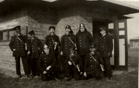 31949 Oefening van de Vlissingse brandweer op het terrein van de Vlismar aan de Prins Hendrikweg in Vlissingen. Het ...