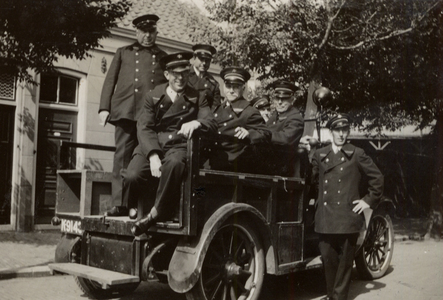 31950 Brandweerlieden en de bagagewagen van de Vlissingse brandweer in Vlissingen