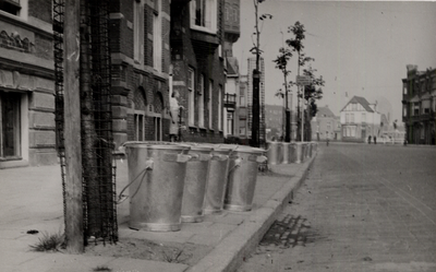 31959 Ingebruikneming van de vuilnisemmer in augustus 1949 in Vlissingen. Elk huis krijgt een genummerde emmer, die het ...