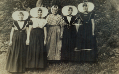 32056 Neeltje Oreel (later gehuwd met Jacob van Belzen), Jannetje of Nellie de Ridder, ?, Teuntje Meerman (na 1936 ...