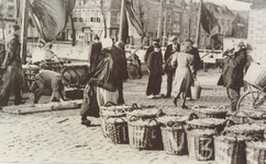 32152 Bij de vismijn op het De Ruyterplein. Links op de foto staat Marientje (tas) Schroevers (met hoed) en rechts bij ...