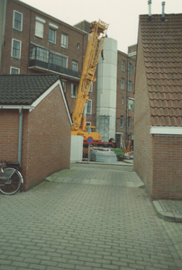 32171 Bouw van de radartoren aan het gebouw van het Nederlands Loodswezen. Gezien vanaf de achterzijde.