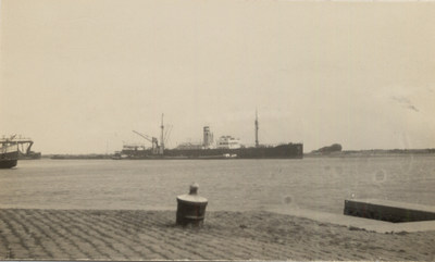 32174 De Buitenhaven van Vlissingen. Een schip bunkert bij de S.H.V.