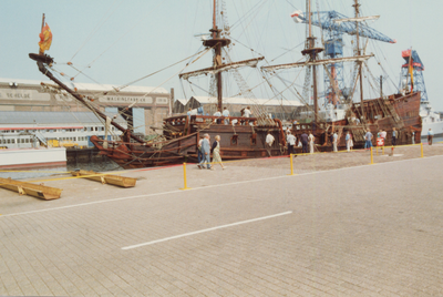32182 Tijdens de braderie bracht het Duits galjoen 'Galeone Everi' een bezoek aan Vlissingen. Het aan de Houtkade ...
