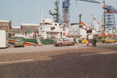 32183 Tijdens de braderie bracht de 'Sirius' van Greenpeace een bezoek aan Vlissingen. Op de foto ziet men het schip ...