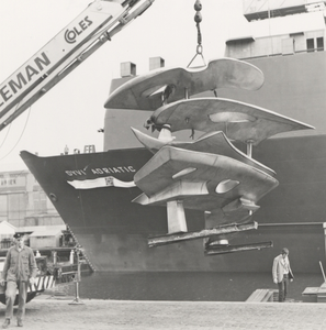 32197 Het vervoeren en het plaatsen van het Koopvaardij monument in de Walstraat, nadat het per schip gearriveerd is. ...