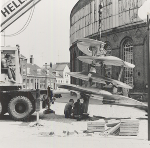 32199 Het vervoeren en het plaatsen van het Koopvaardij monument in de Walstraat, nadat het per schip gearriveerd is. ...