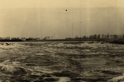 32342 Tweede Wereldoorlog. Het dichten van het gat in de Nolledijk na het bombarderen van de dijk op 7 okt. 1944