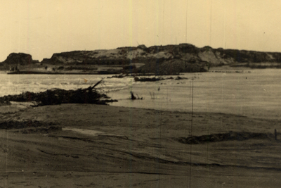 32344 Tweede Wereldoorlog. Het dichten van het gat in de Nolledijk na het bombarderen van de dijk op 7 okt. 1944