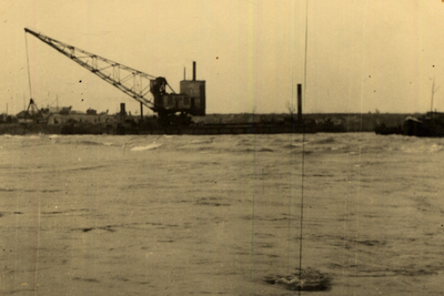 32346 Tweede Wereldoorlog. Het dichten van het gat in de Nolledijk na het bombarderen van de dijk op 7 okt. 1944