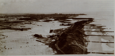 32347 Tweede Wereldoorlog. De Nolledijk werd gebombardeerd op 7 oktober 1944, waardoor het achtergelegen land onder ...