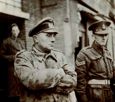 32369 Tweede Wereldoorlog. Oberst Reinhardt, bevelhebber van het 109e regiment, na zijn gevangenneming overgebracht ...