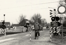 32408 De spoorwegovergang die de Kanaalstraat in Oost-Souburg verbindt met de brug over het kanaal. De aanleg van het ...