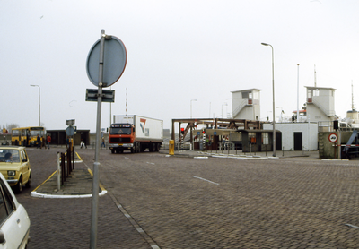 32424 Vanaf het Stationsplein gezicht op de oprijbrug van de veerboot van de Provinciale Stoombootdiensten in Zeeland.